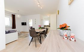 Apartments Amfora - Cozy And Modern Apartments For Up To 10 People, 100M From The Sea And Beach
