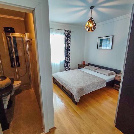 Apartments Amfora - Cozy And Modern Apartments For Up To 15 People, 100M From The Sea And Beach Stara Novalja Esterno foto