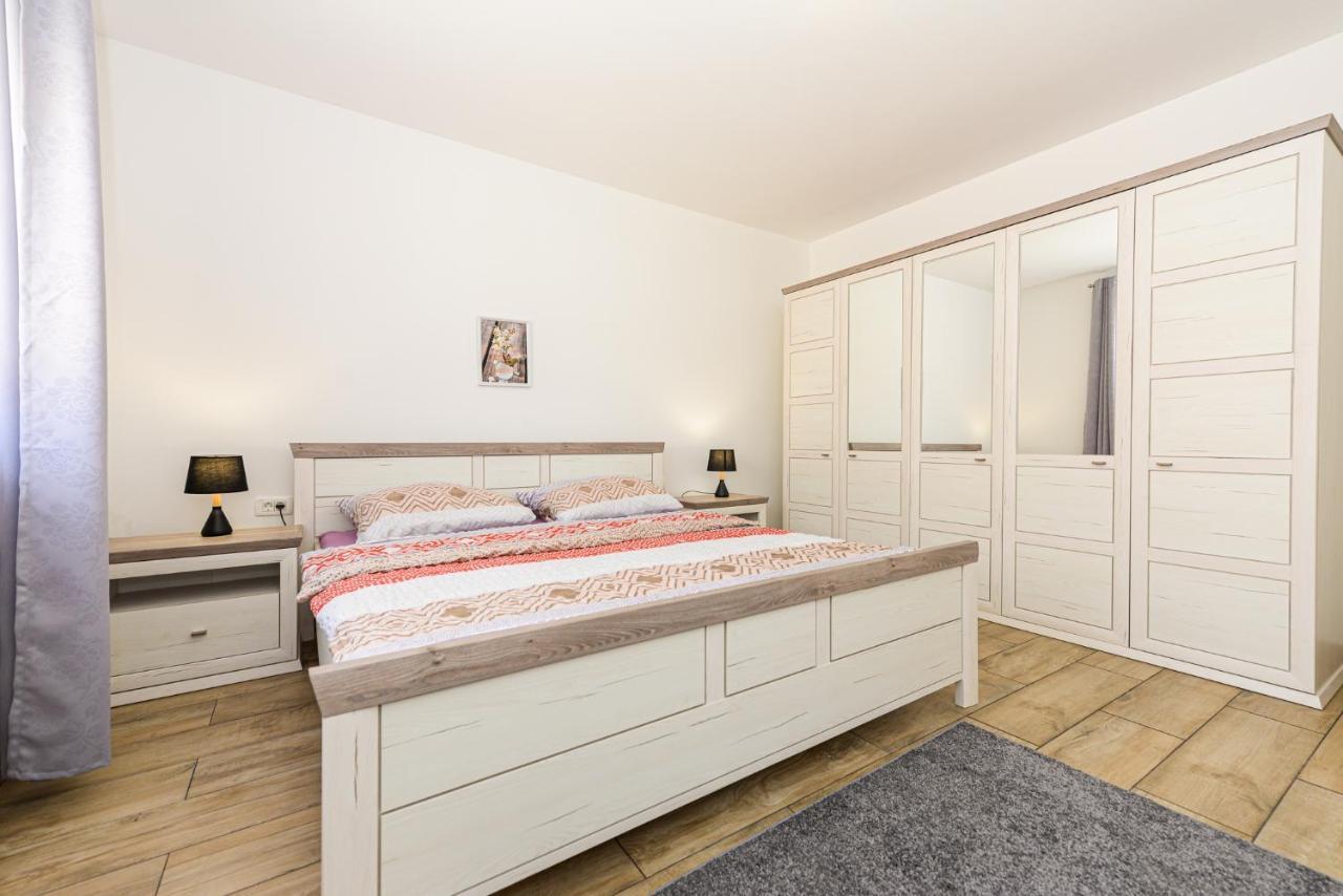 Apartments Amfora - Cozy And Modern Apartments For Up To 15 People, 100M From The Sea And Beach Stara Novalja Esterno foto