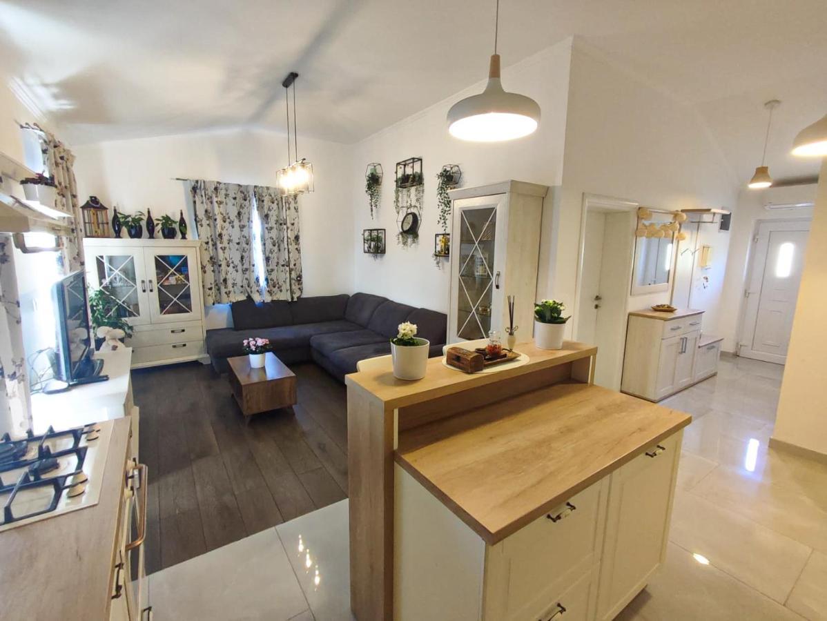 Apartments Amfora - Cozy And Modern Apartments For Up To 15 People, 100M From The Sea And Beach Stara Novalja Esterno foto