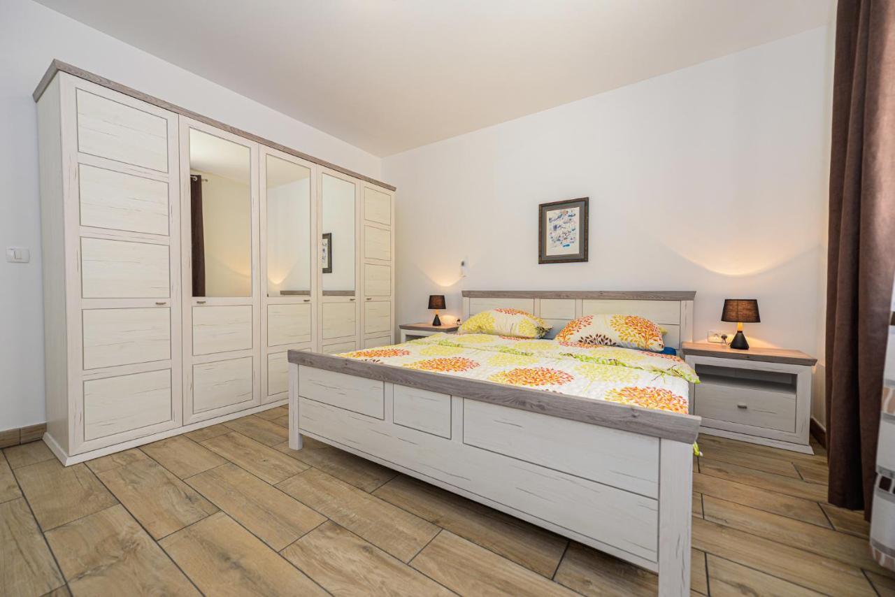 Apartments Amfora - Cozy And Modern Apartments For Up To 15 People, 100M From The Sea And Beach Stara Novalja Esterno foto