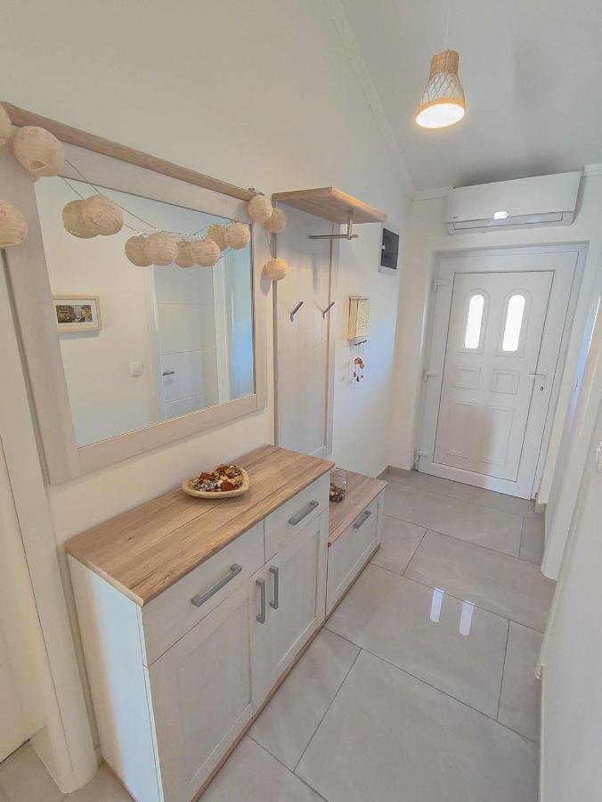 Apartments Amfora - Cozy And Modern Apartments For Up To 15 People, 100M From The Sea And Beach Stara Novalja Esterno foto