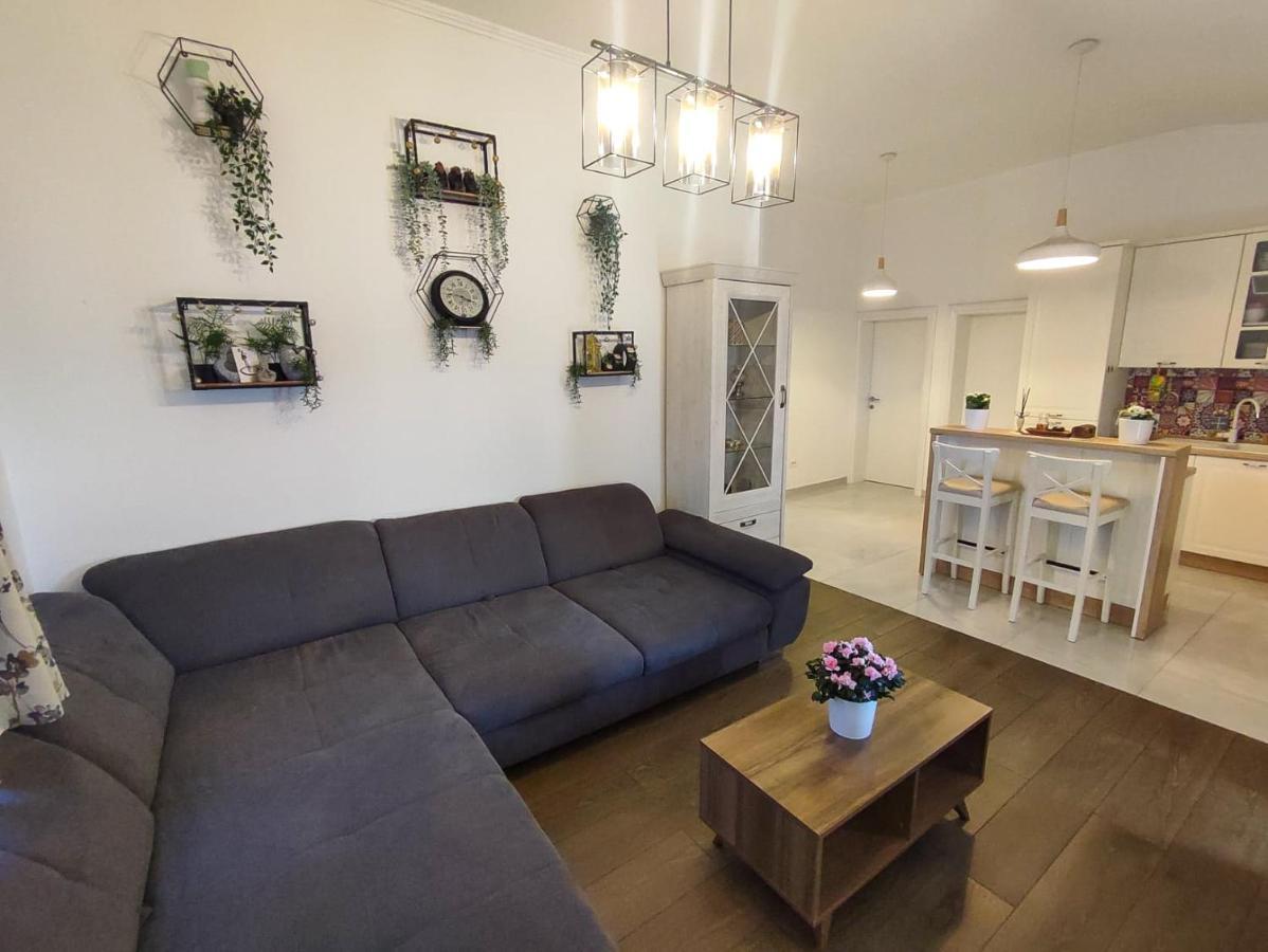 Apartments Amfora - Cozy And Modern Apartments For Up To 15 People, 100M From The Sea And Beach Stara Novalja Esterno foto