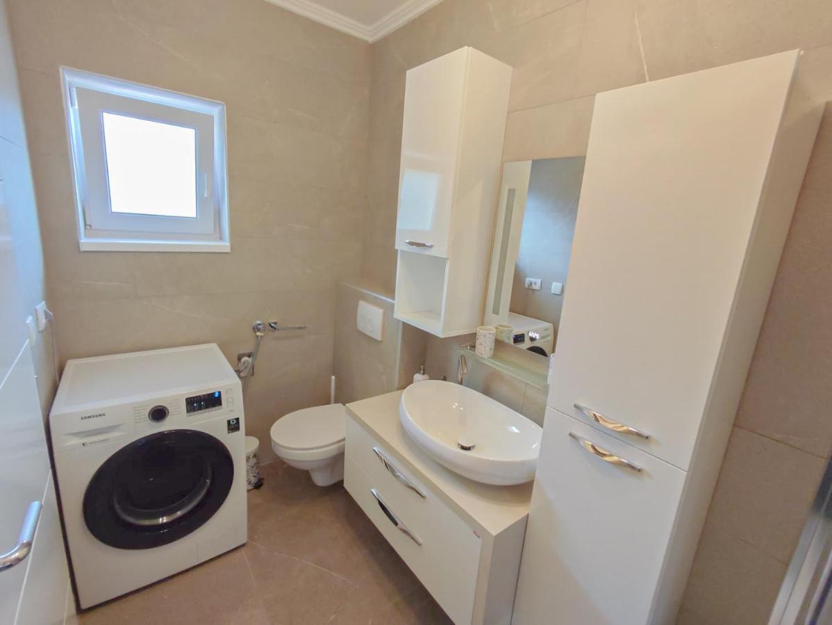 Apartments Amfora - Cozy And Modern Apartments For Up To 15 People, 100M From The Sea And Beach Stara Novalja Esterno foto