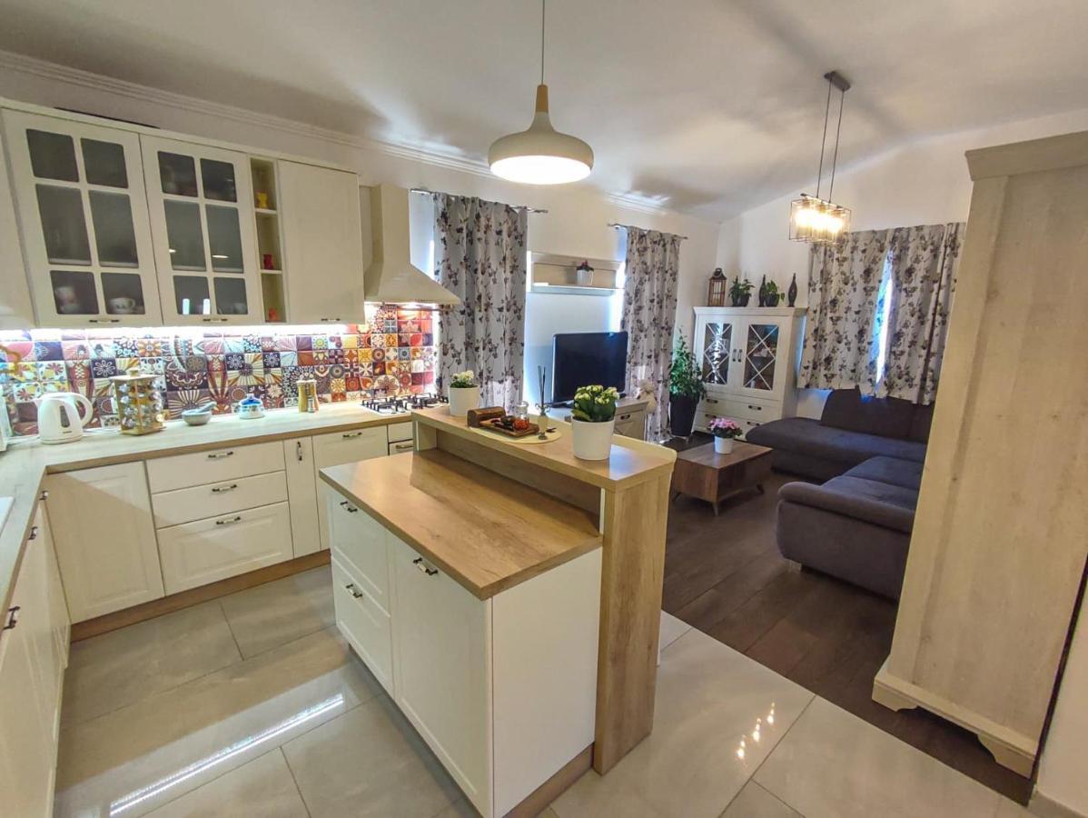 Apartments Amfora - Cozy And Modern Apartments For Up To 15 People, 100M From The Sea And Beach Stara Novalja Esterno foto