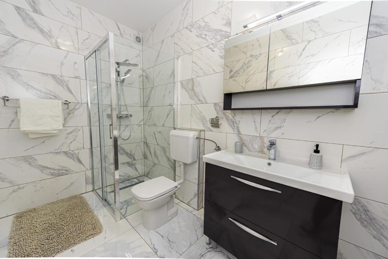 Apartments Amfora - Cozy And Modern Apartments For Up To 15 People, 100M From The Sea And Beach Stara Novalja Esterno foto
