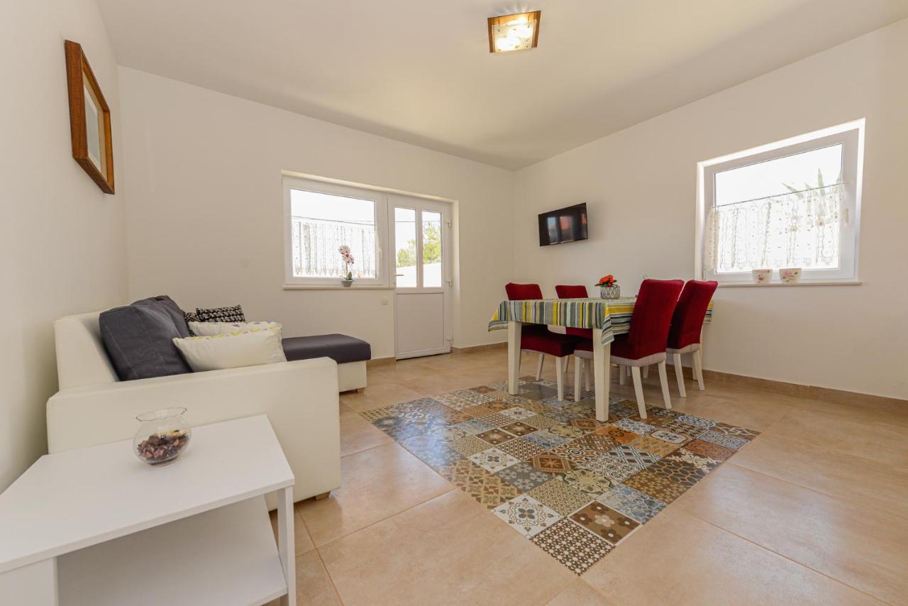 Apartments Amfora - Cozy And Modern Apartments For Up To 15 People, 100M From The Sea And Beach Stara Novalja Esterno foto