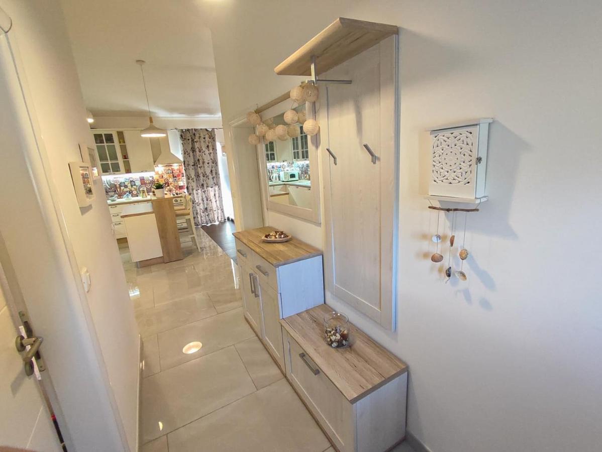 Apartments Amfora - Cozy And Modern Apartments For Up To 15 People, 100M From The Sea And Beach Stara Novalja Esterno foto