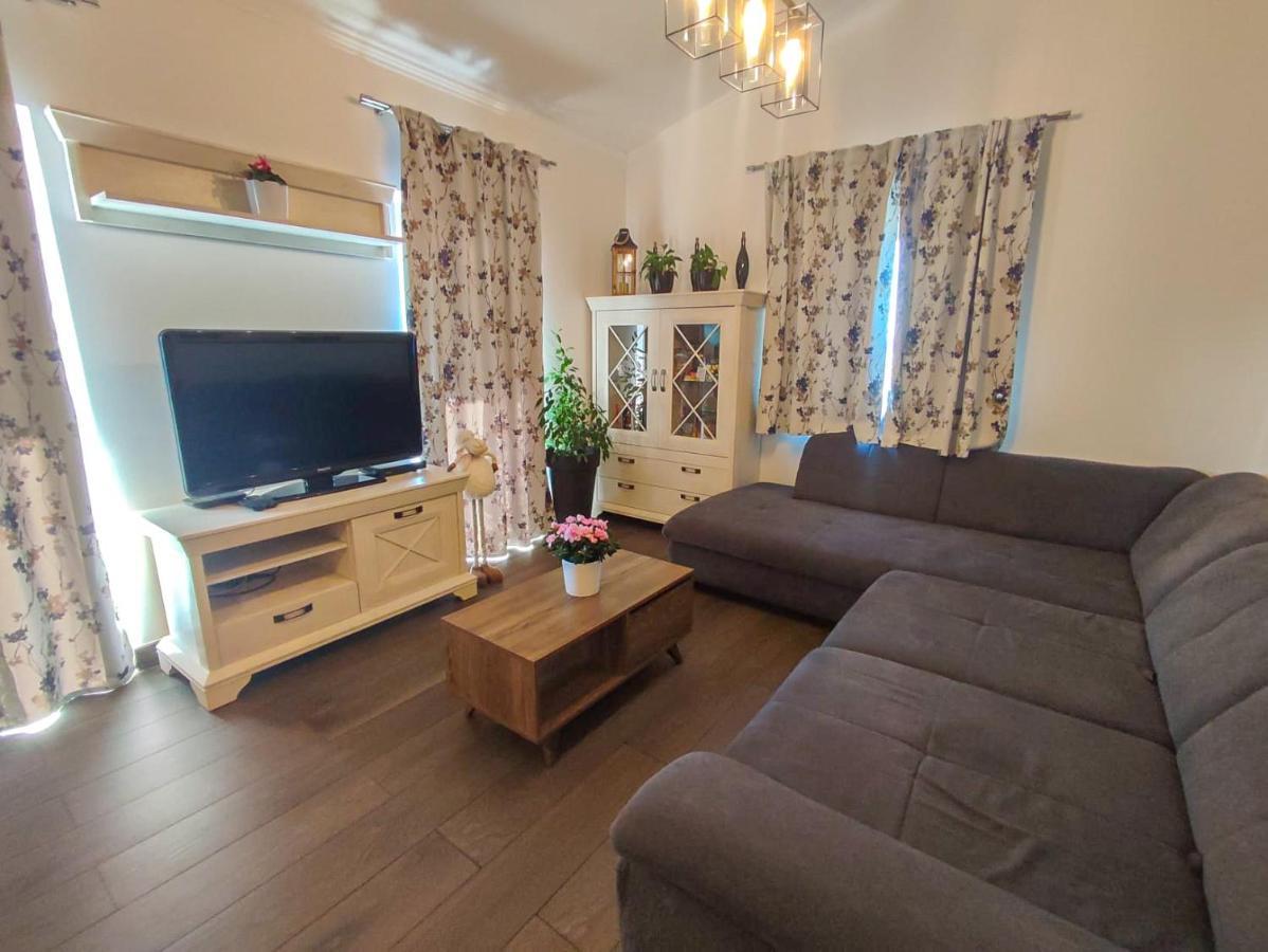 Apartments Amfora - Cozy And Modern Apartments For Up To 15 People, 100M From The Sea And Beach Stara Novalja Esterno foto