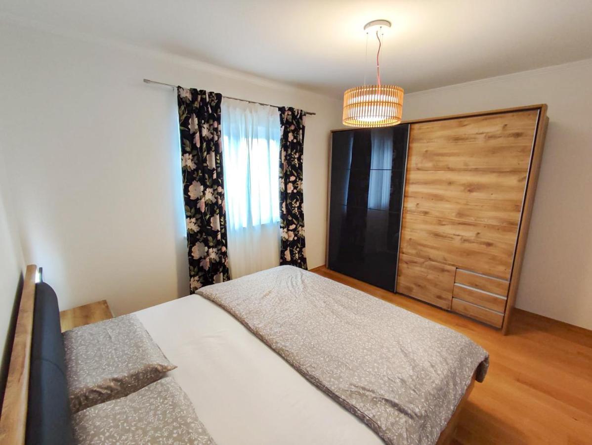 Apartments Amfora - Cozy And Modern Apartments For Up To 15 People, 100M From The Sea And Beach Stara Novalja Esterno foto
