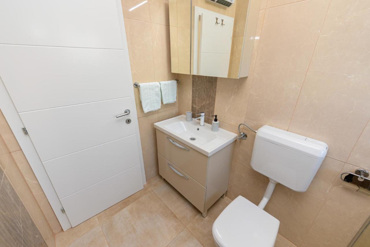 Apartments Amfora - Cozy And Modern Apartments For Up To 15 People, 100M From The Sea And Beach Stara Novalja Esterno foto