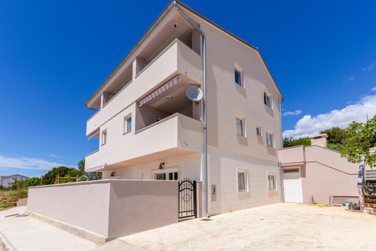 Apartments Amfora - Cozy And Modern Apartments For Up To 15 People, 100M From The Sea And Beach Stara Novalja Esterno foto