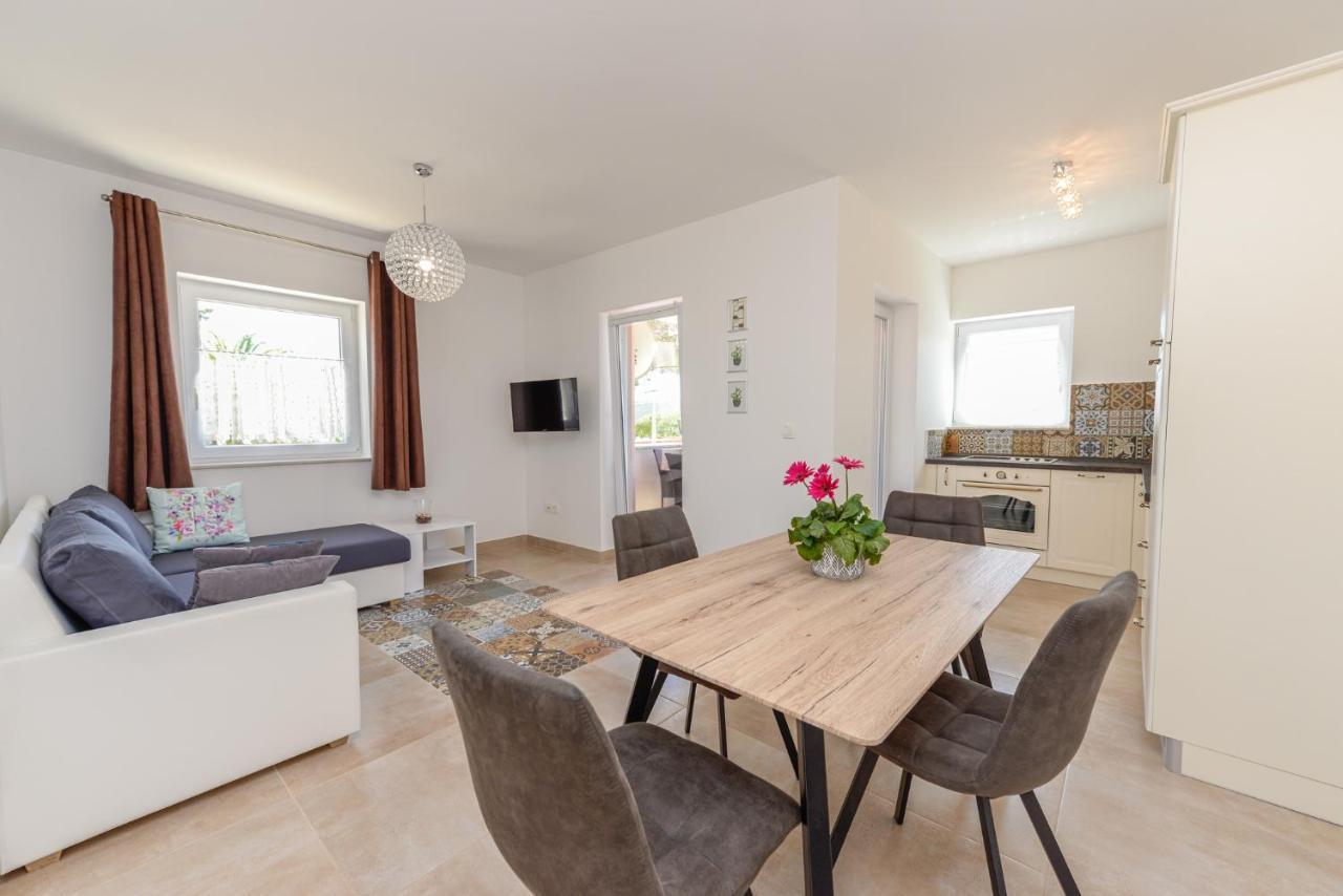 Apartments Amfora - Cozy And Modern Apartments For Up To 15 People, 100M From The Sea And Beach Stara Novalja Esterno foto
