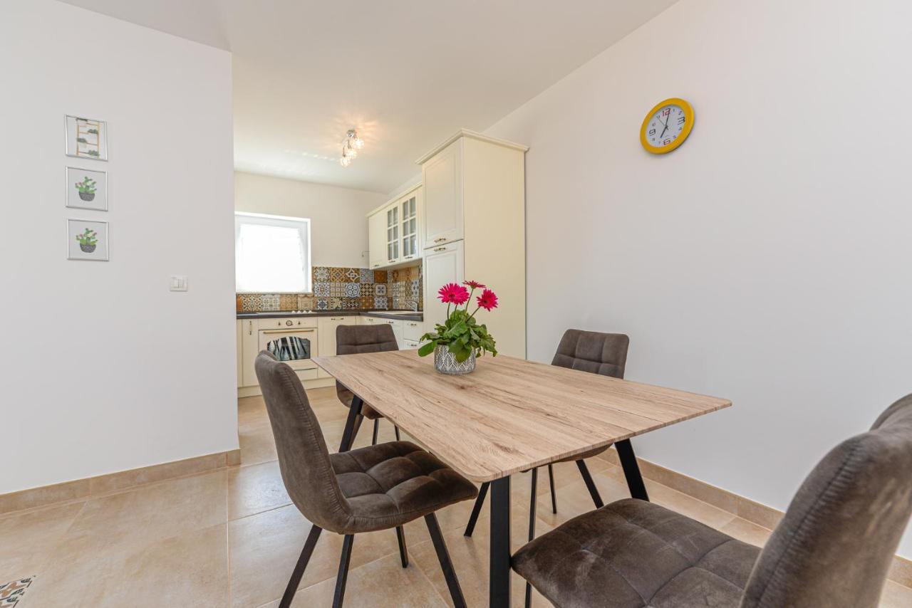 Apartments Amfora - Cozy And Modern Apartments For Up To 15 People, 100M From The Sea And Beach Stara Novalja Esterno foto