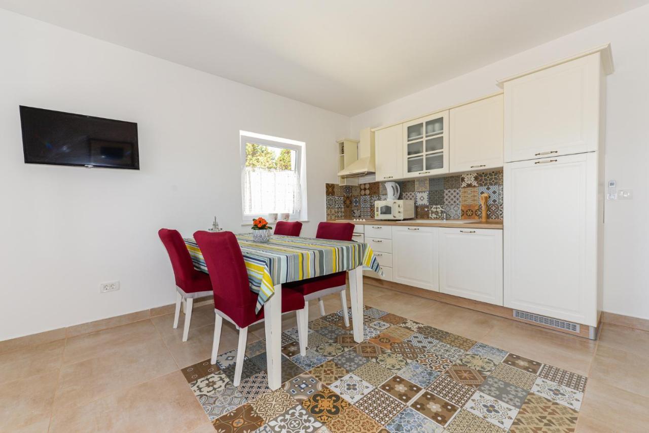 Apartments Amfora - Cozy And Modern Apartments For Up To 15 People, 100M From The Sea And Beach Stara Novalja Esterno foto